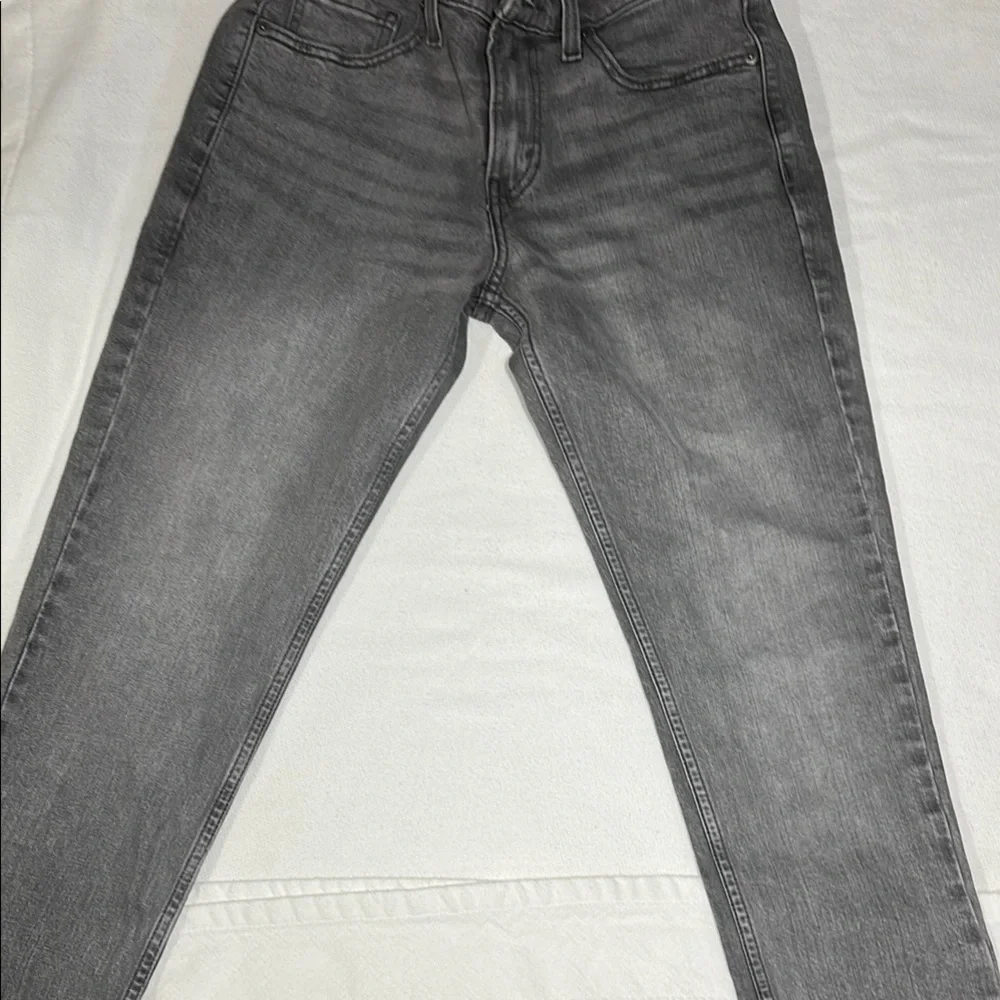 Signature by Levi Strauss Gray‎ Slim Jeans Modern Distressed Look